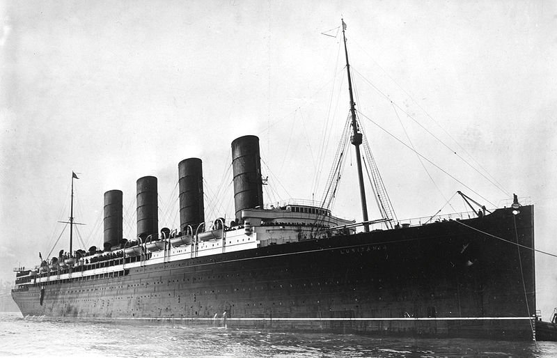 800px-RMS_Lusitania_coming_into_port,_possibly_in_New_York,_1907-13-crop