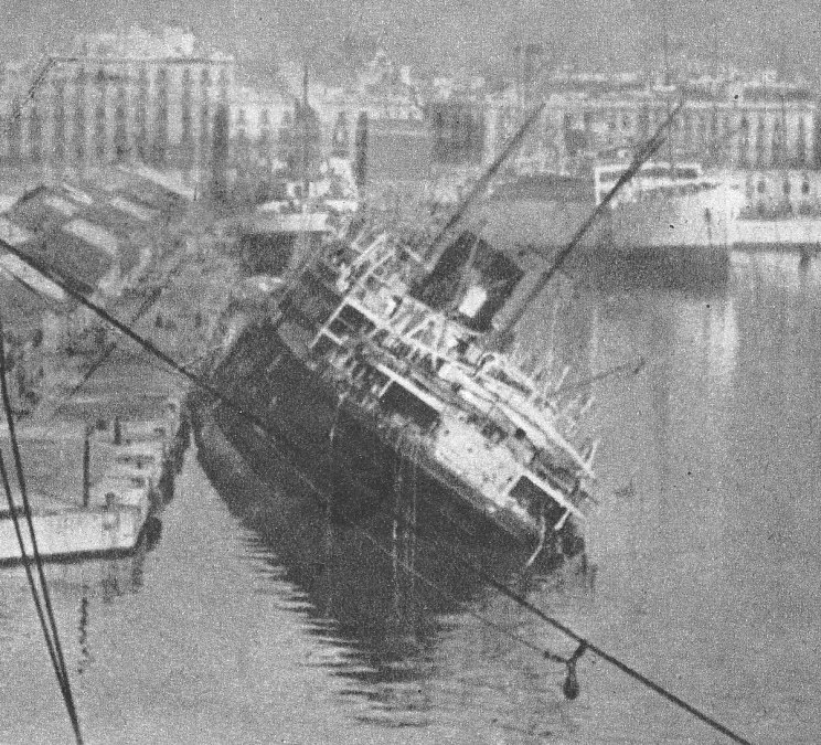 El correo republicano Villa de Madrid hundido por los bombardeos italianos en el puerto de Barcelona