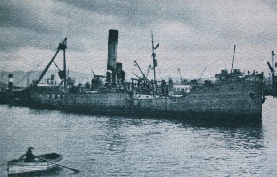 El mercante panameño Reina, hundido en Gijón cuando traía armas para la República, es reflotado