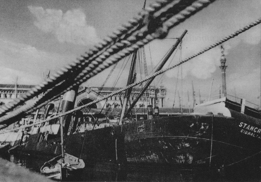 El vapor S.S. Stancroft hundido tras uno de los bombardeos aéreos de Barcelona